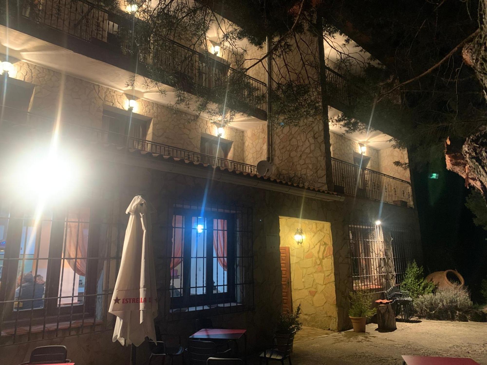 Hotel Restaurante Rio Cuervo Vega del Cadorno エクステリア 写真