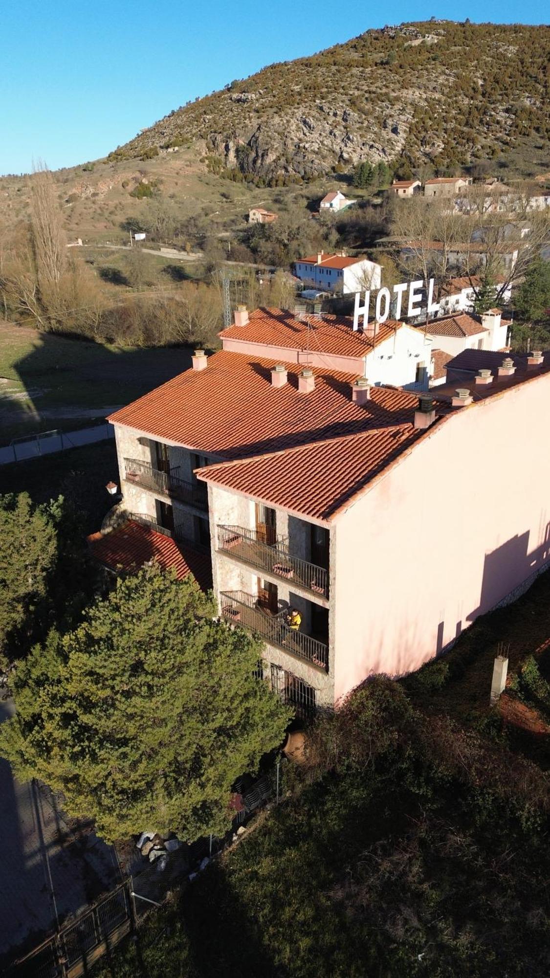 Hotel Restaurante Rio Cuervo Vega del Cadorno エクステリア 写真