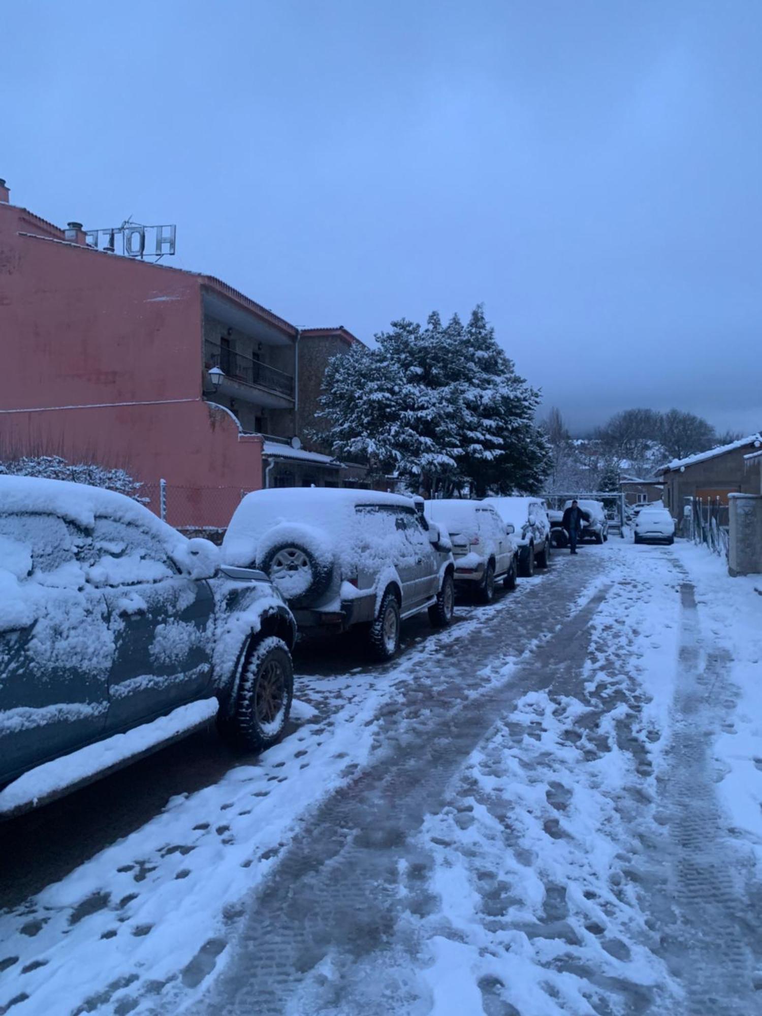 Hotel Restaurante Rio Cuervo Vega del Cadorno エクステリア 写真