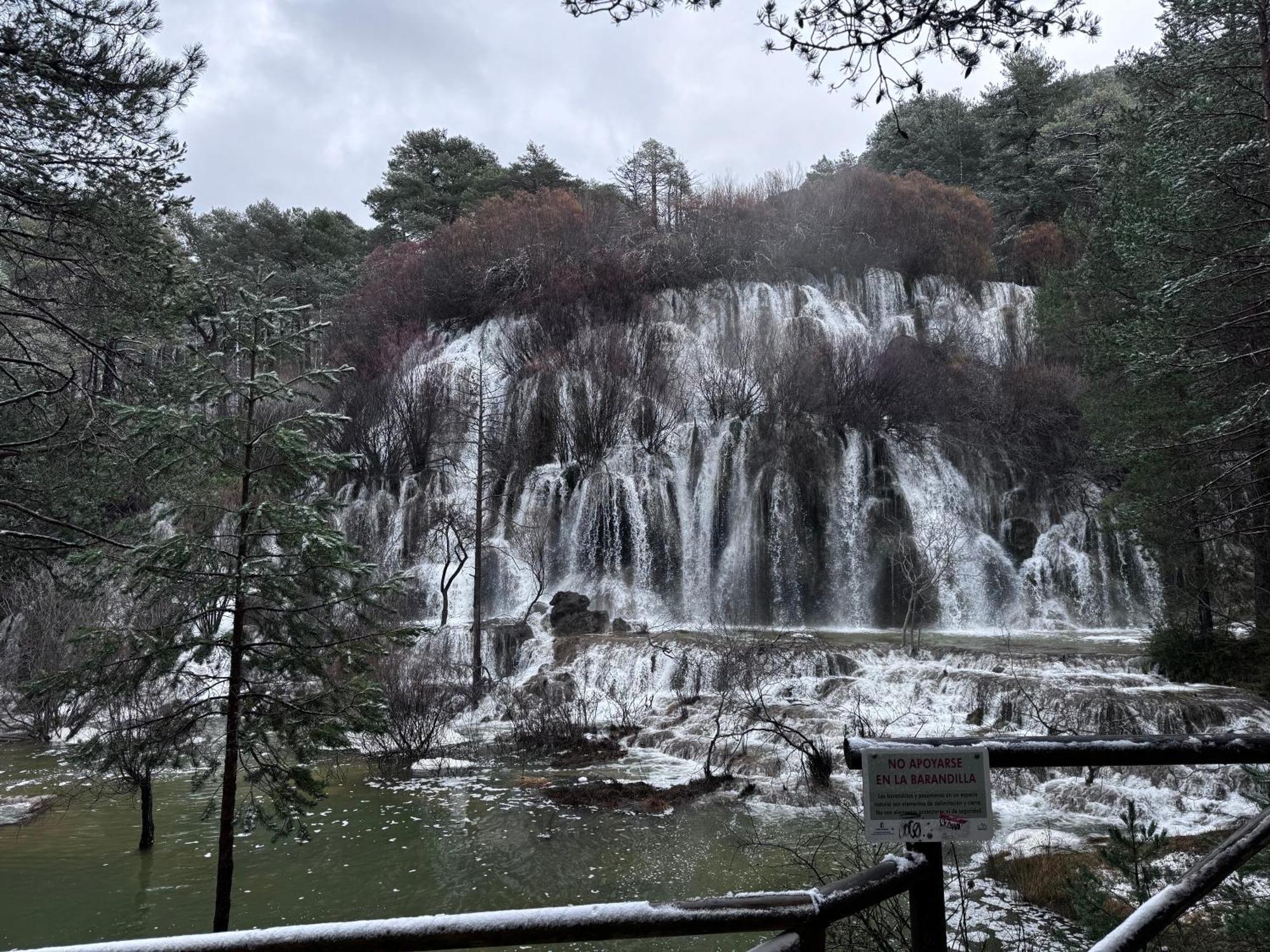 Hotel Restaurante Rio Cuervo Vega del Cadorno エクステリア 写真